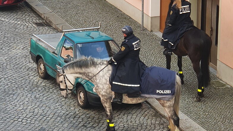 Die Polizeireiterstaffel des Bereitschaftspolizeipräsidiums unterstützt auch das Kamenzer Polizeirevier ab und zu. Wie hier bei der Verkehrskontrolle am 19. März auf der Weststraße.