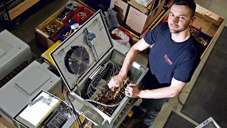 Fertigungsmonteur Daniel Großmann arbeitet bei ONI in Großröhrsdorf an einer Anlage die Druckgussmaschinen effektiver macht und Energie sparen hilft.