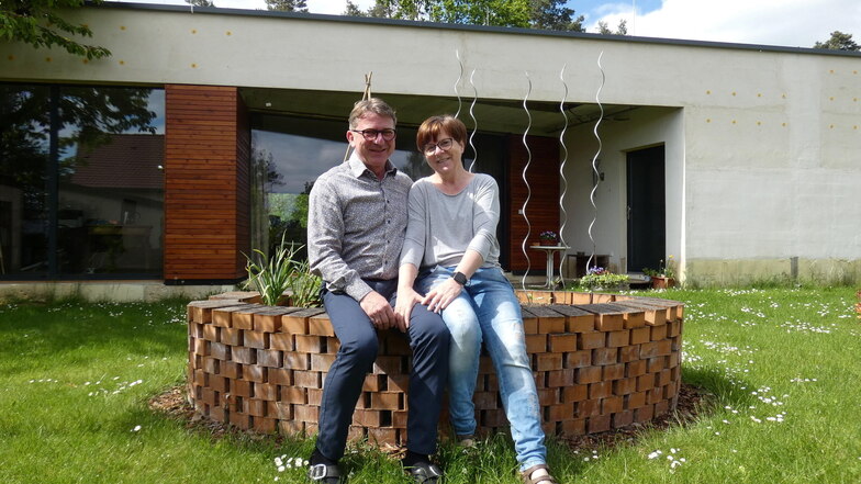 Rainer und Marlen Lißner fühlen sich wohl in ihrem preisgekrönten, wenn auch noch nicht ganz fertigen Wohnhaus in Sdier in der Gemeinde Großdubrau.