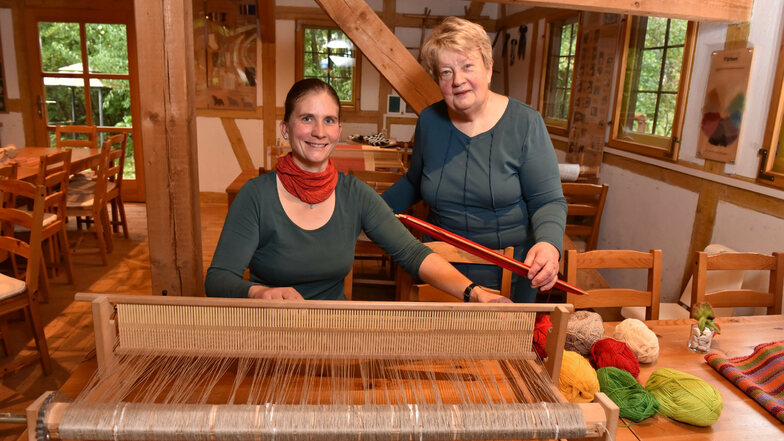 Manja und Karin (re.) Drutschmann laden am Sonntag zum Staunen an den Tischwebstuhl, der in ihrer Spinnstube in Reichstädt steht.