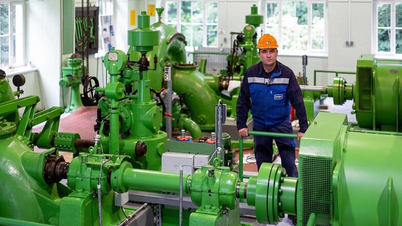 Wegen Wassermangels ruhen die Turbinen im Wasserkraftwerk Rabenau. Jens Schurig erledigt derweil Wartungsarbeiten an den 1911 erbauten Strömungsmaschinen.