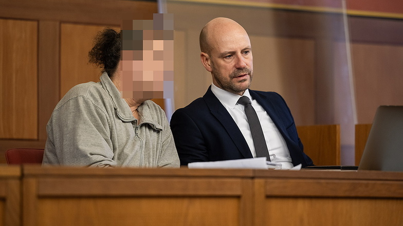 Der angeklagte Architekt (links) mit seinem Verteidiger Rechtsanwalt Roman Sommer im Gerichtssaal im Landgericht Görlitz.