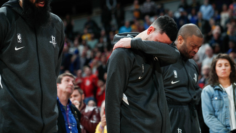 Beim Spiel der Denver Nuggets gegen die Houston Rockets in Washington trauern die Spieler um Kobe Bryant. 