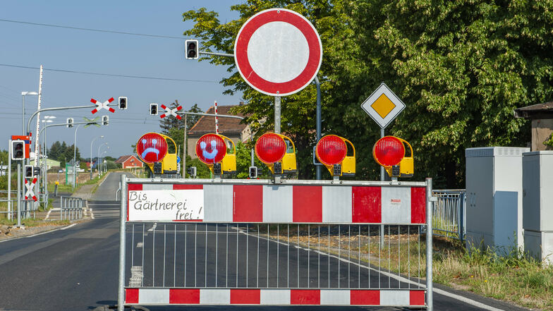 Voll gesperrt ist die Kreisstraße ab Bahnübergang in Richtung Zabeltitz. Smileys beschreiben "nebenbei" auch die Gemütslage betroffener Anwohner.