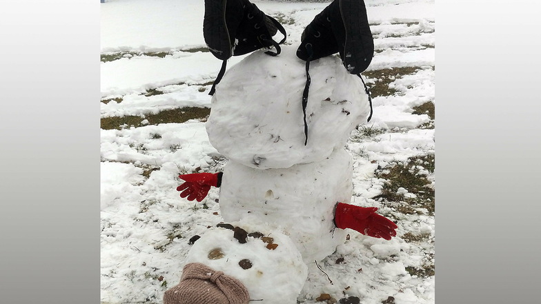 Dieser Schneemann von Sophia Leitert (8) und ihrer Mutter Arlette aus Hartha ist müde und liegt deshalb im Schnee.