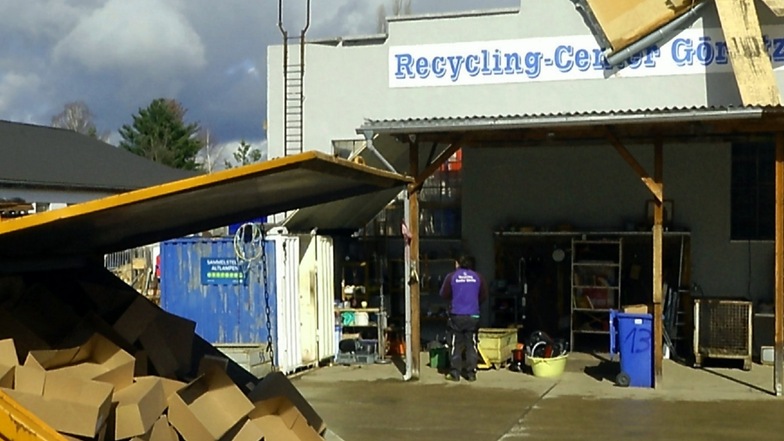 Der Sturm hat Teile des Daches an dem Recycling-Center völlig zerstört.