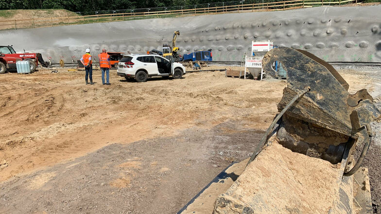 Tunnelbaustelle am Kohlberg: Die Voreinschnittwand muss vor dem Baustart aufwendig gesichert werden.