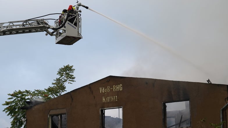 In Kittlitz kämpften Feuerwehren gegen einen Großbrand.