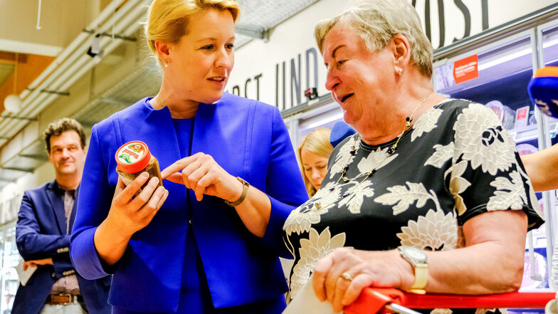 Das Nudossi-Glas weckt bei Franziska Giffey Kindheitserinnerungen, sagt sie. Die Bundesfamilienministerin hat am Donnerstag zusammen mit der Radebeulerin Annelie Naumann eingekauft im Supermarkt des Löma Centers.
