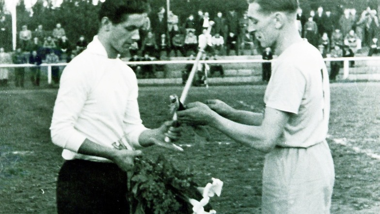 Pumpe-Kapitän Max Dommaschk (rechts) beim Präsente-Tausch vorm Testspiel 1957 gegen den SV Fürth – vor 1961 noch möglich.