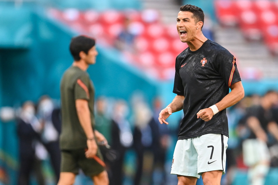 Mit seinem Einsatz gegen Ungarn im Gruppenspiel hat Portugals Cristiano Ronaldo einen neuen EM-Rekord aufgestellt. Er ist der erste Spieler, der bei fünf Europameisterschaften eingesetzt wurde.
