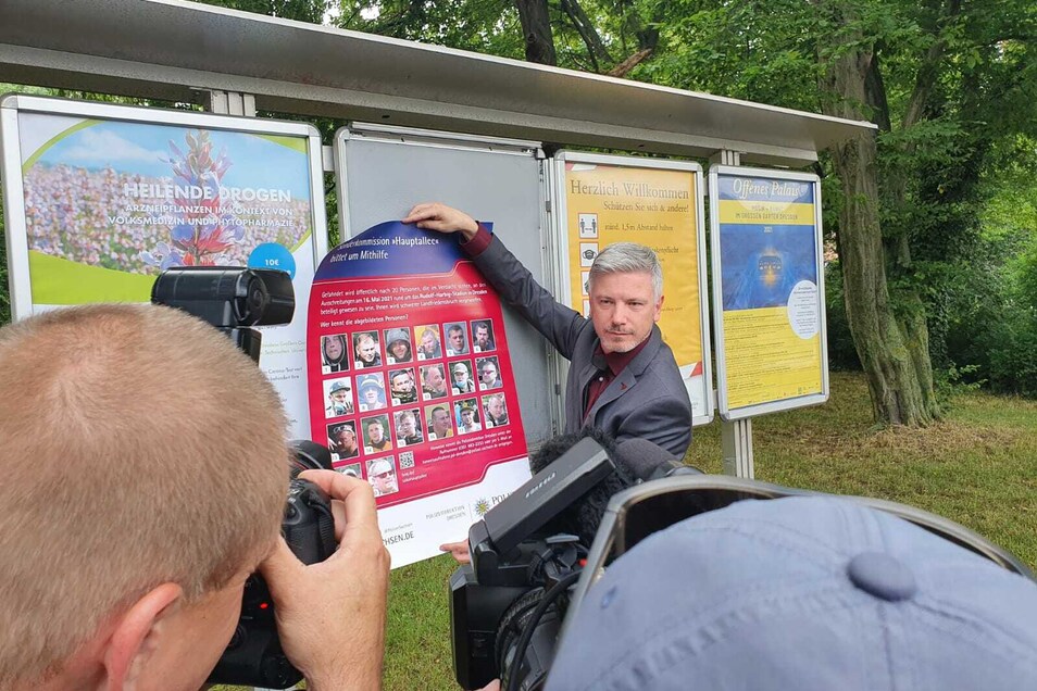 Der Leiter der Sonderkommission „Hauptallee“ Enrico Lange zeigt das Fahndungsplakat.