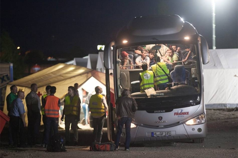 Am Samstagabend waren weitere Busse mit 251 Asylsuchenden eingetroffen. Laut Innenministerium leben jetzt 721 Flüchtlinge in der Zeltstadt.