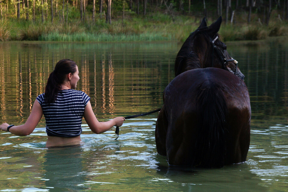 Zusammen ins Wasser gehen ist legal nirgendwo in der Region möglich. Es sei denn, private Teichbesitzer drücken mal ein Auge zu.