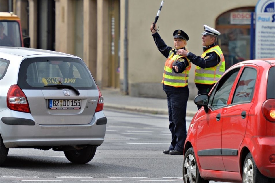 Polizisten Auf Der Kreuzung Sachsische De