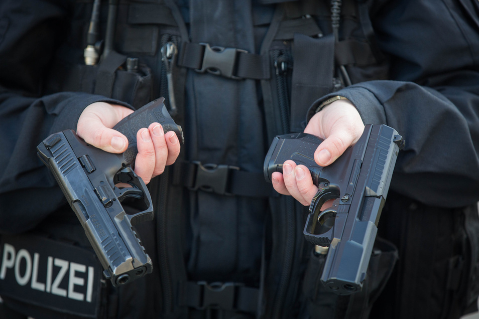 Wie Die Polizei Gegen Waffen Poser Vorgeht Sachsische De