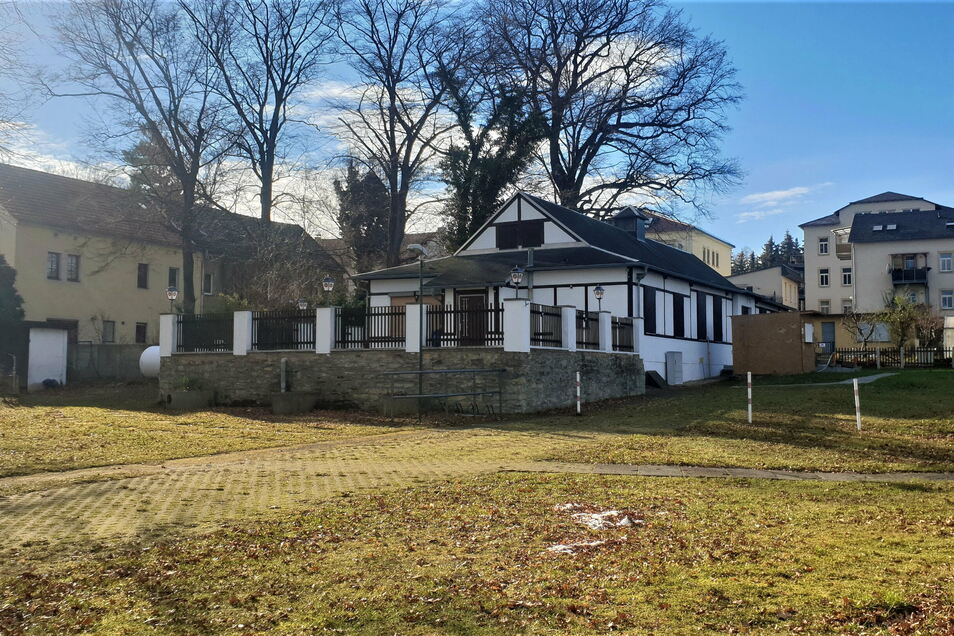 It was in this house that the illegal party took place.  The clubhouse has a hall with space for around 70 people.  The current tenant opened there in early November 2020.