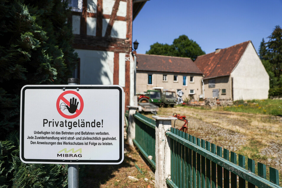 Ein Schild "Privatgelände der Mibrag" hängt an einem verlassenen Bauernhof. Ein Großteil der Bewohner hat das Dorf schon vor Jahren verlassen, von 40 Grundstücken sind nur noch acht bewohnt.