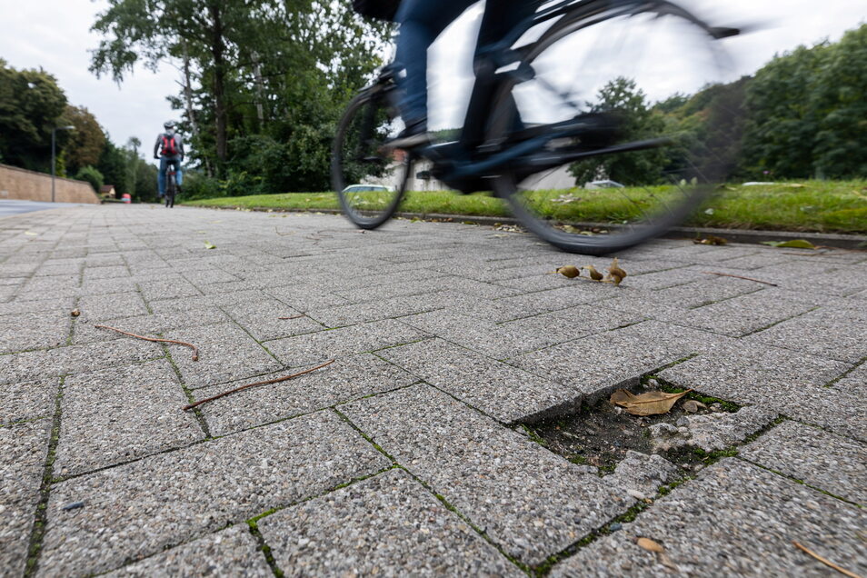 At the city limits of Freital / Dresden there are several damaged concrete paving stones on the cycle path.