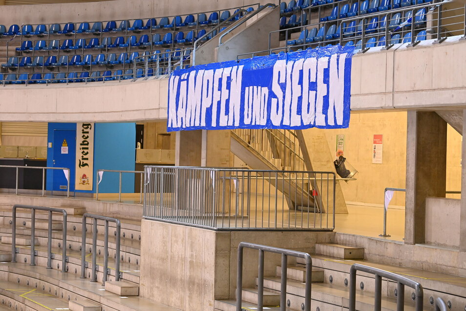 Wenigstens ein Banner hatten die Eislöwen-Fans hinterlassen. Wann sie selbst wieder in die Arena zurückkehren dürfen, ist noch ungewiss.