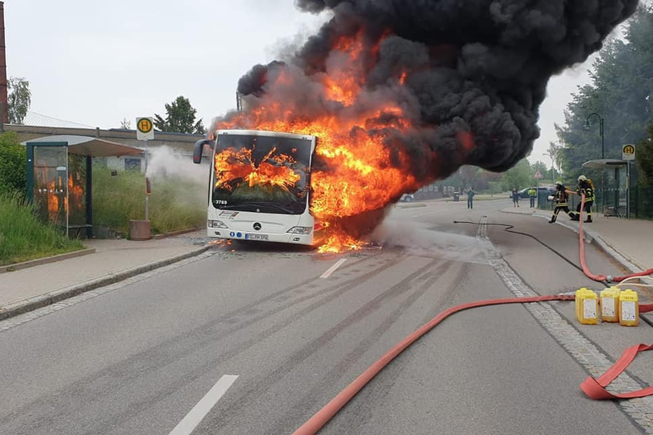 Bus Brennt Vollstandig Aus Sachsische De