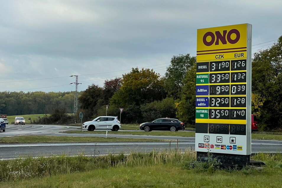 Popularny cel dla saksońskiego turysty czołgowego: Diesel był dostępny na stacji benzynowej Uno w czeskim Klomecku w piątek o 11:30 za 1,26 euro.  Koszt Natural 95 (Super E5) to 1,32 euro.