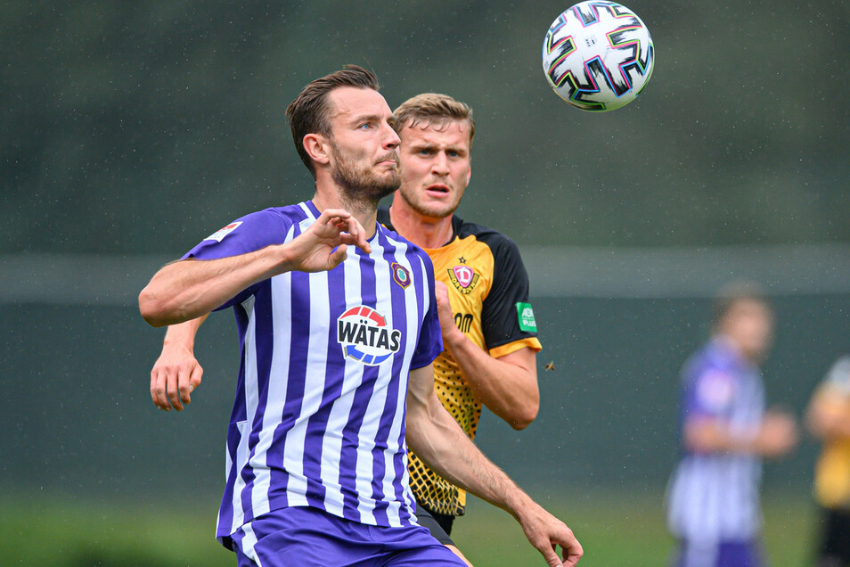 Einmal die Farben wechseln, bitte. Verteidiger Florian Ballas trägt jetzt das lila-weiße Trikot des FC Erzgebirge Aue, dagegen spielt Angreifer Christoph Daferner nun in schwarz-gelb. Das Duell am Samstag in Lößnitz endete mit einem 1:0-Sieg für Dynamo.