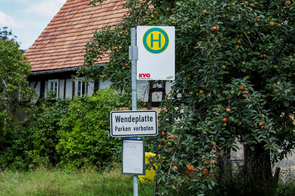 Dworzec autobusowy dla sierot.  Przy około 150 mieszkańcach autobus nie jest tego wart.  Autobus szkolny z Drausendorfu był pełny.