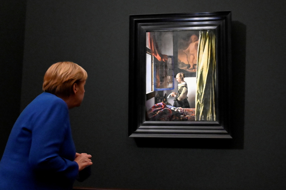 Merkel vor dem restaurierten Vermeer-Werk "Brieflesendes Mädchen."