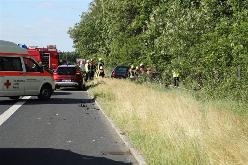 Todlicher Unfall Auf A13 Ursache Noch Unklar Sachsische De