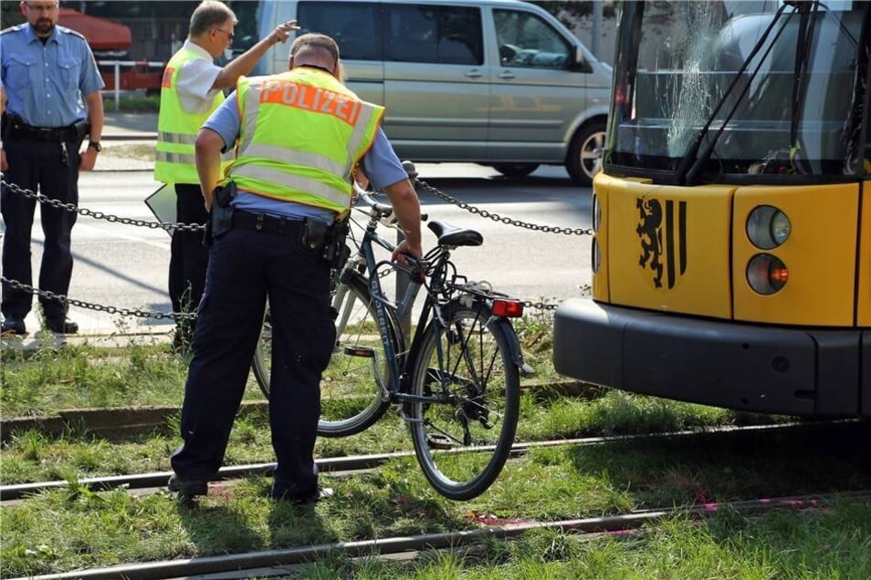 ein mann fährt den alten fahrrad mit einem rad