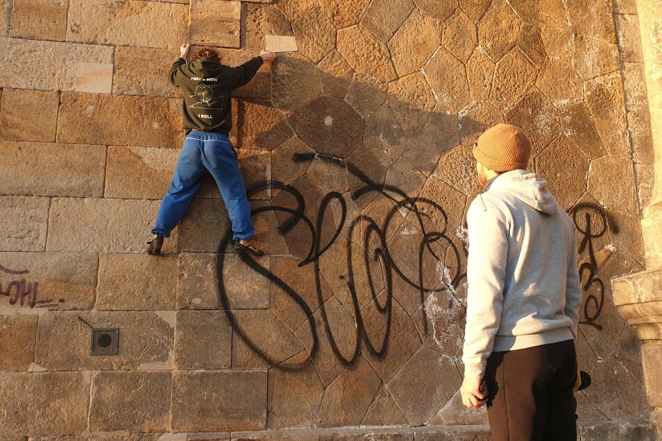 The sandstone blocks at the Augustusbrücke are used by André for climbing training because the mandala bouldering hall is closed.