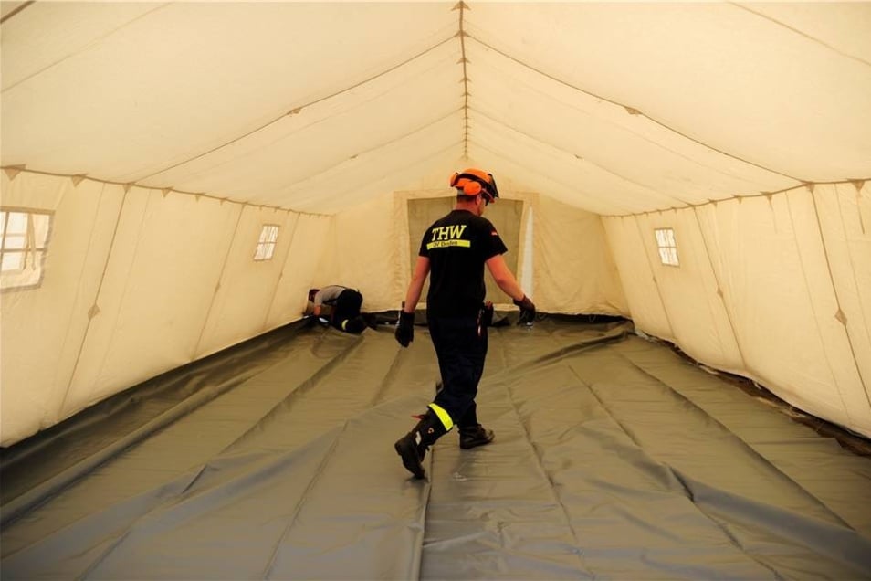 Blick in das Innere eines der Zelte mit der Bezeichnung "German Red Cross - Tent EZ 500"