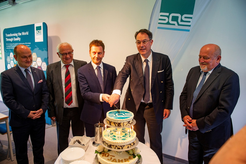 2018 besuchte Sachsens Ministerpräsident Michael Kretschmer das damalige Testcenter von SQS an der Brückenstraße und feierte beim zehnjährigen Bestehen des Unternehmens mit. Auch die beiden Stadtoberhäupter von Görlitz und Zgorzelec, Siegfried Deinege und