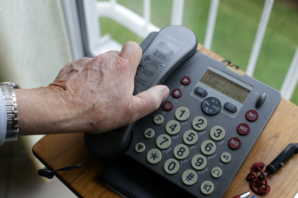 Telefonbetrüger haben in Dresden versucht, eine Rentnerin um mehr als 100.000 Euro zu erleichtern.