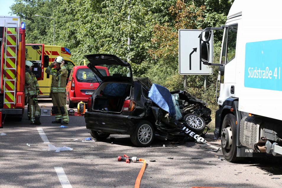 Dresden Frau Stirbt Bei Unfall Sachsische De