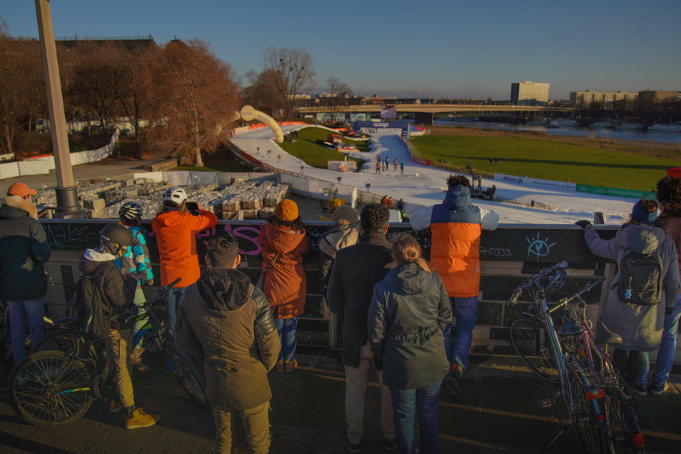 The spectators crowd close together on the Augustus Bridge at the Ski World Cup.