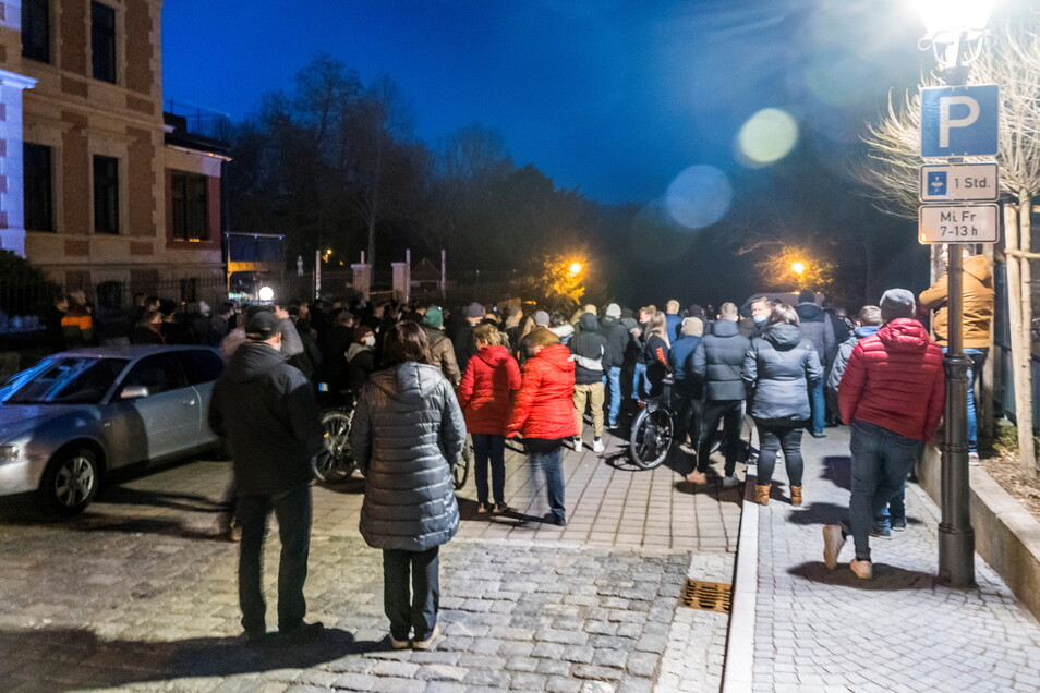 Laut Polizeiangaben waren zu der Kundgebung am Montag auf dem Riesaer Rathausplatz 170 Leute gekommen.