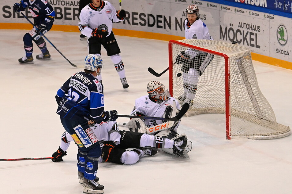 Der Schwede Johan Porsberger (blaues Trikot; vorn) trifft zum 1:0 für die Eislöwen.