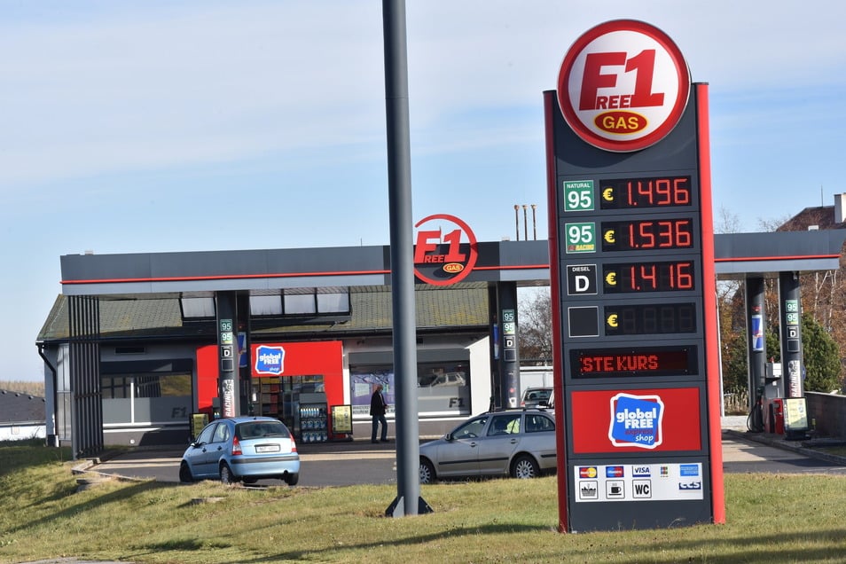 Tanken in Tschechien ist vergleichsweise günstiger als in Sachsen, wie hier an der Free 1 Gas Tankstelle in Cinovec, Böhmisch-Zinnwald.