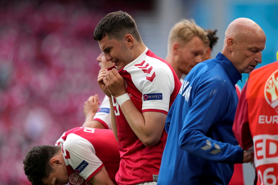 Die dänischen Spieler zeigen nach dem Zusammenbruch ihres Mitspielers Christian Eriksen Emotionen.