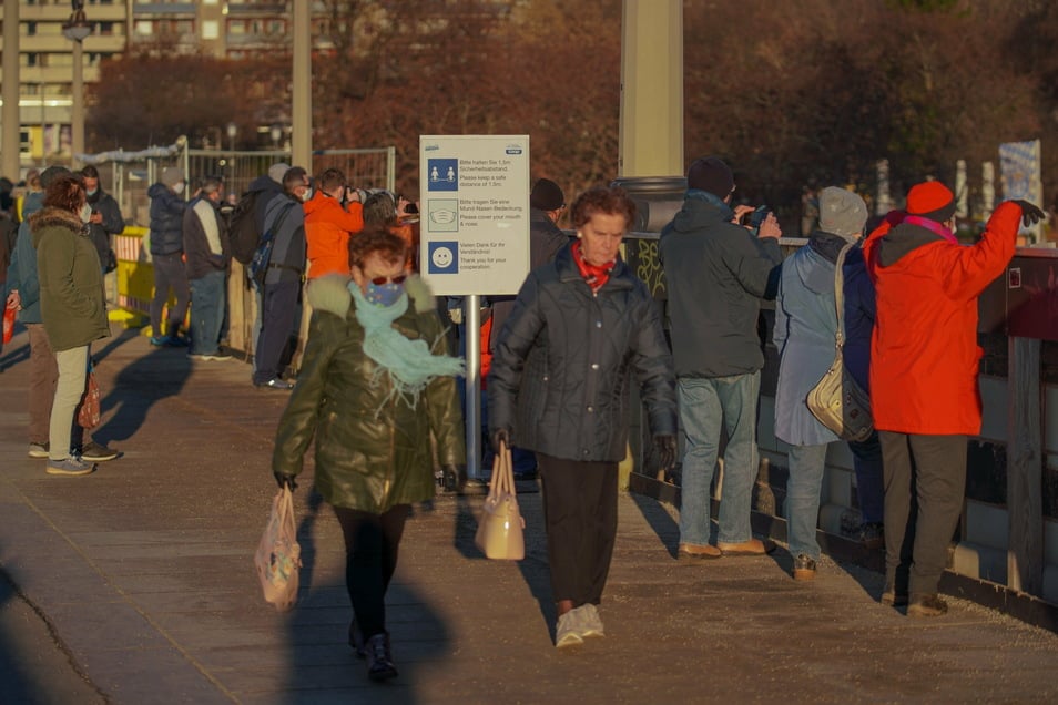 The organizers' signs indicating the distance rules do not prevent the crowd.