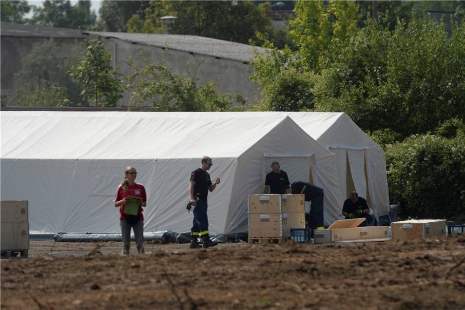 In Dresden läuft der Aufbau einer Zeltstadt für bis zu 1.100 Asylsuchende.