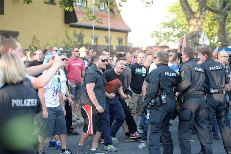 Die Rechtsextremen warfen auch Böller auf die Gegendemonstranten - es gab drei Verletzte.