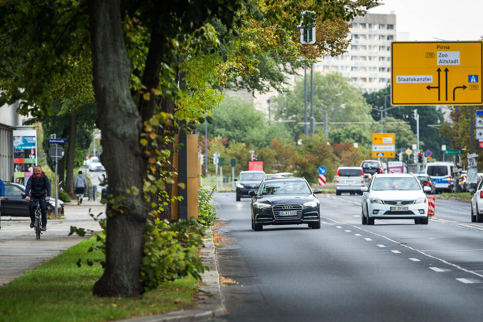Noch ist die Albertstraße keine sichere und schnelle Strecke für Radler, 2020 sollen Radwege markiert werden. Für Autos wird es enger.