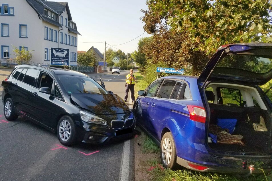 Der BMW kam nach links ab und krachte in den Ford.