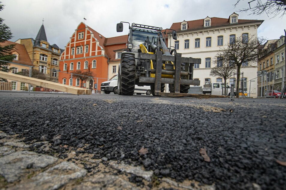 Warum bedeckt schwarzer Asphalt den Pulsnitzer Markt