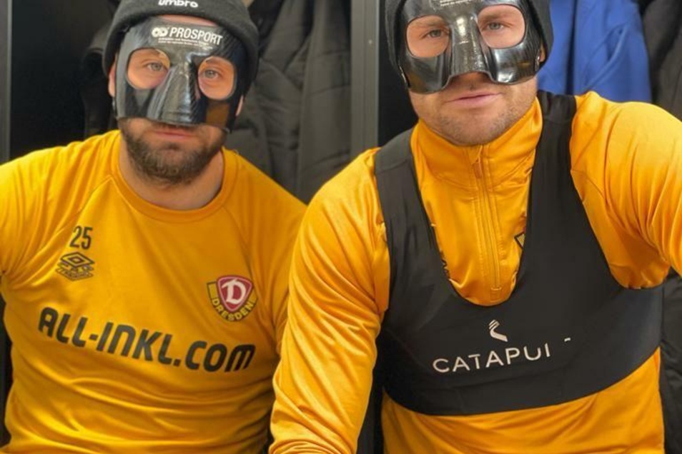 Pria bertopeng di kabin: Brandon Borriello (kiri) dan Michael Solbauer melindungi hidung mereka yang patah dengan masker karbon.