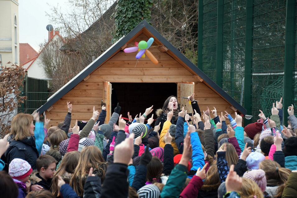 Mit Hexenhaus Ist Der Schulhof Komplett Sachsische De