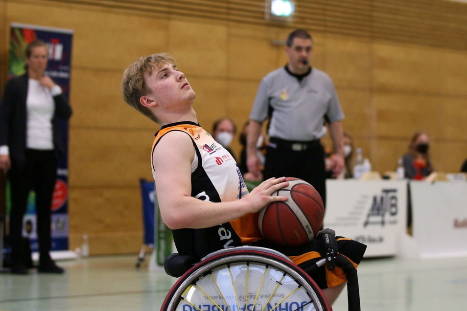 Ein Mann auf Skateboard, der sich auf dem Weg nach den Paralympics befindet